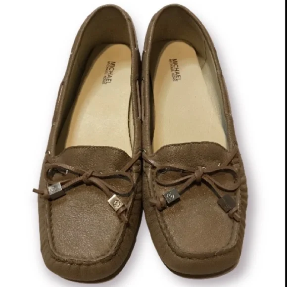 MICHAEL KORS CREAMY TAUPE LOAFERS. - Picture 8 of 8